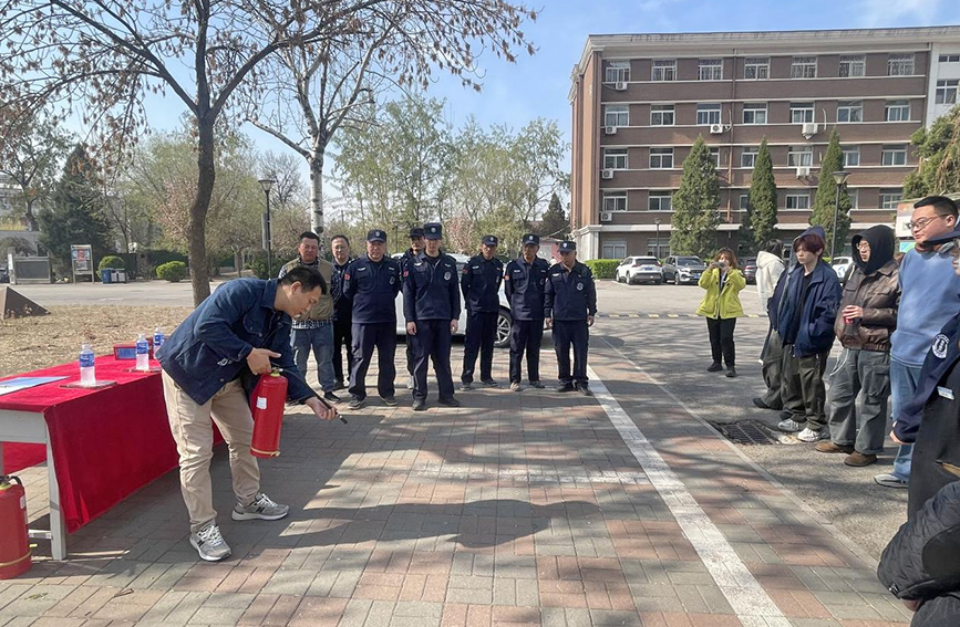 教師講解火災(zāi)預(yù)防基礎(chǔ)。天津工藝美術(shù)職業(yè)學(xué)院供圖